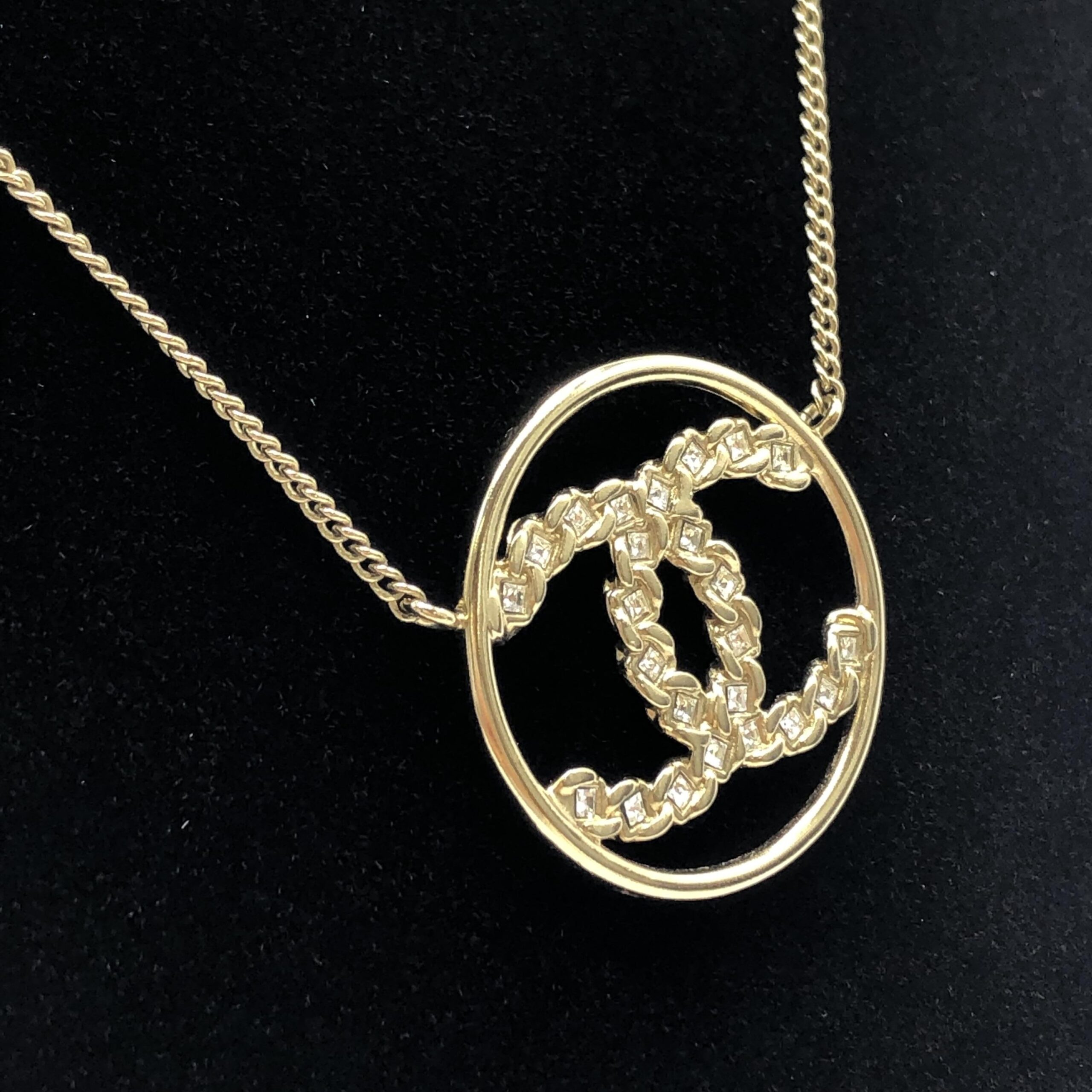 Chanel Gold Tone CC Circle Pendant Necklace - Image 4