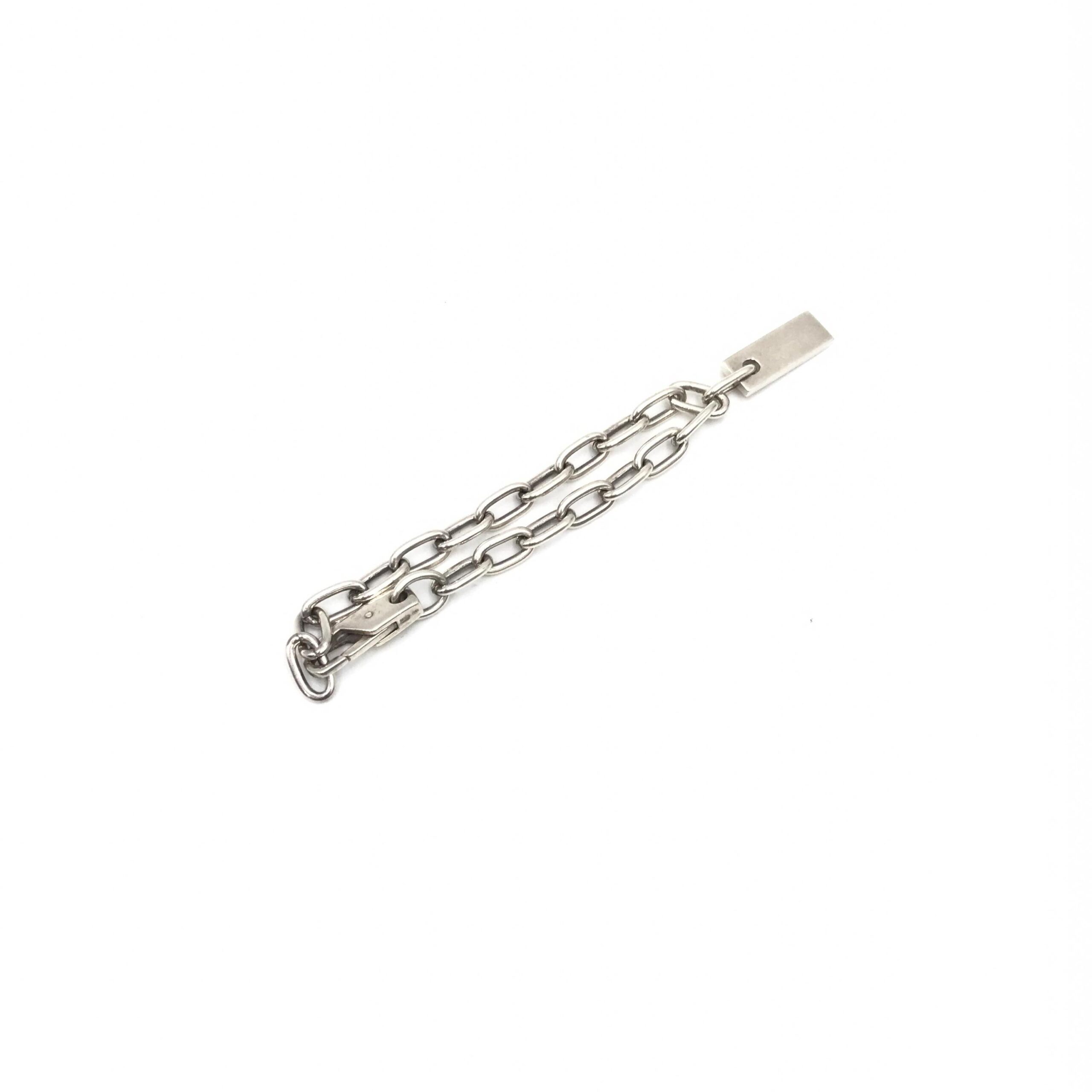 Gucci Sterling Silver Logo Plate Chain Bracelet - Image 4