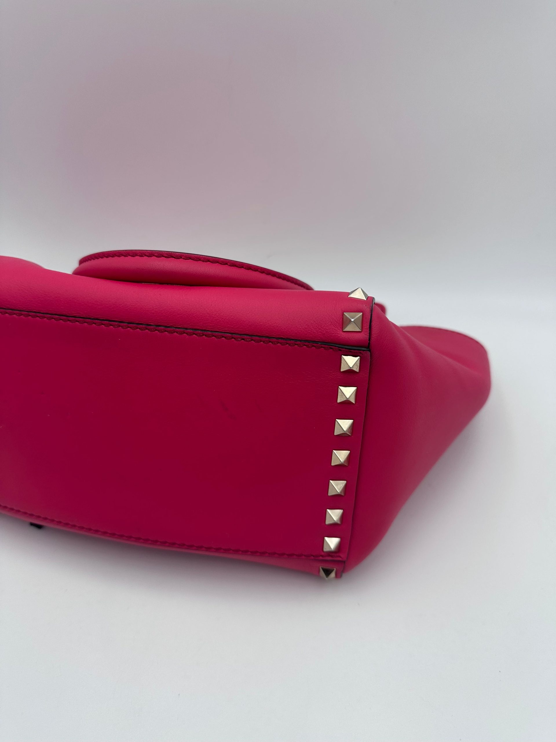 Valentino Garavani VALENTINO GARAVANI Rockstud Medium Pink Handbag - Image 5